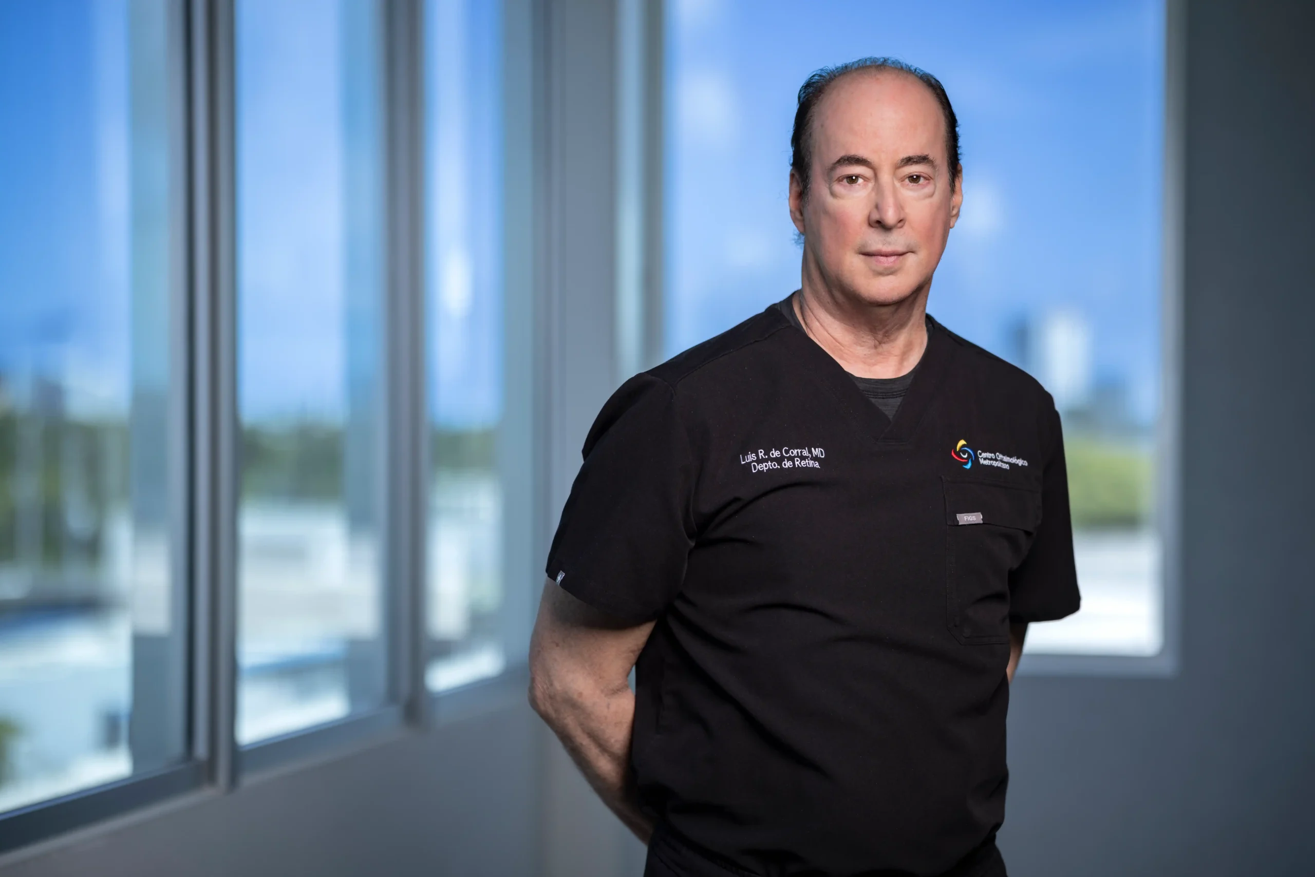 Dr. Luis De Corral, retinólogo del Centro Oftalmológico Metropolitano
