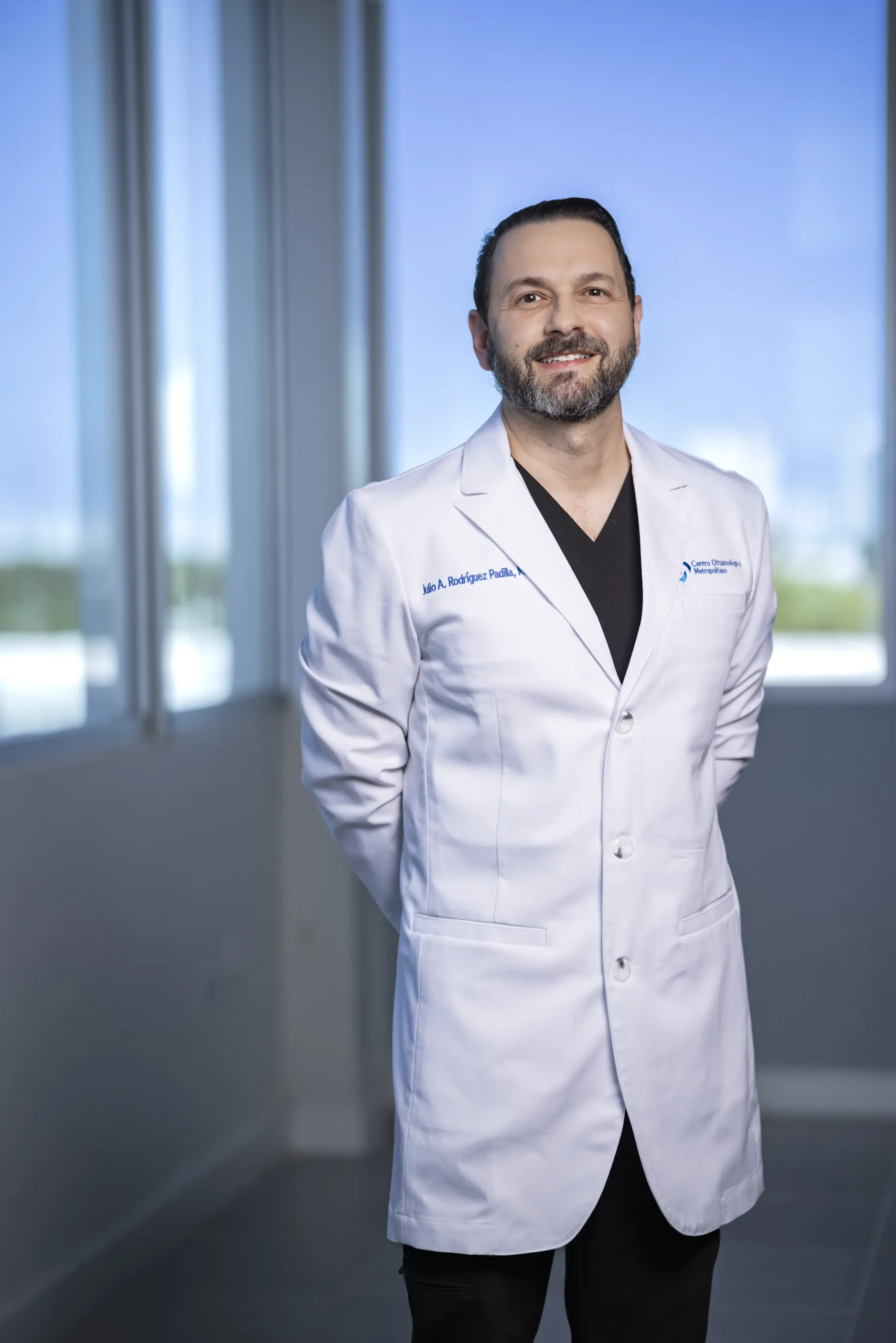 Dr. Julio Rodríguez, Especialista en oculoplástica y condiciones neuro-oftalmológicas en el Centro Oftalmológico Metropolitano